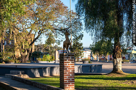 Plaza de Río Branco. Estatua de un caballo - Departamento de Cerro Largo - URUGUAY. Foto No. 74634