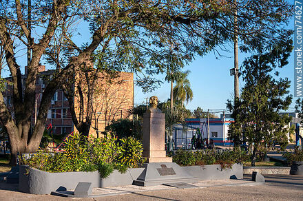Plaza de Río Branco. Busto de José Artigas - Departamento de Cerro Largo - URUGUAY. Foto No. 74627