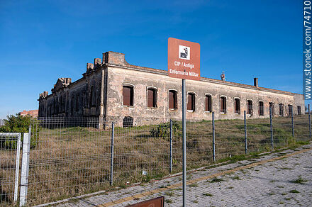 Edificio de la antigua Enfermería Militar - Departamento de Cerro Largo - URUGUAY. Foto No. 74710