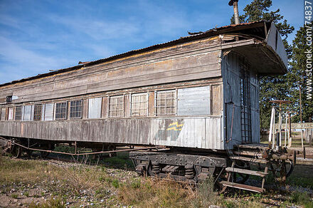 Estación de trenes de José Pedro Varela. Antiguos vagones de madera - Departamento de Lavalleja - URUGUAY. Foto No. 74837