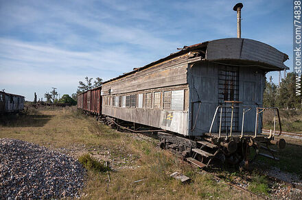 Estación de trenes de José Pedro Varela. Antiguos vagones de madera - Departamento de Lavalleja - URUGUAY. Foto No. 74838