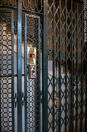 Antigua puerta tijera de ascensor del Palacio Montero - Departamento de Montevideo - URUGUAY. Foto No. 75010