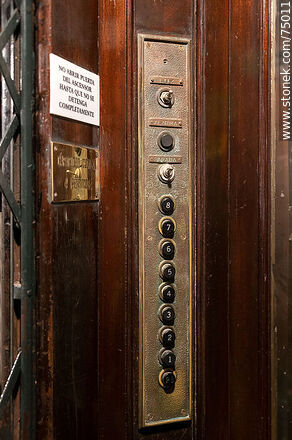 Botonera antigua del ascensor del Palacio Montero - Departamento de Montevideo - URUGUAY. Foto No. 75011