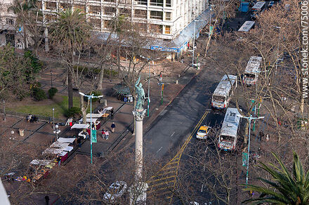 Statue of Liberty on Av. 18 de Julio seen from above and from the back. - Department of Montevideo - URUGUAY. Photo #75006