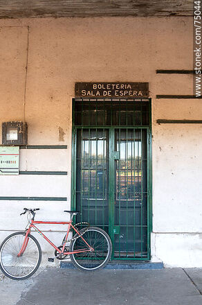Old ticket office and waiting room - Department of Montevideo - URUGUAY. Photo #75044