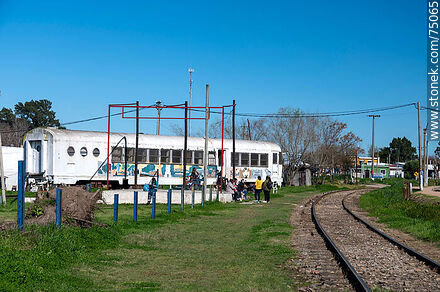 Antiguo vagón de pasajeros reciclado como centro cultural - Departamento de Canelones - URUGUAY. Foto No. 75065