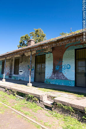 Estación de trenes de Sauce convertida en centro CAIF. Andén - Departamento de Canelones - URUGUAY. Foto No. 75078