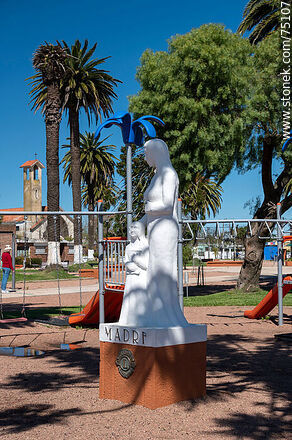 Plaza de Santa Rosa. Monumento a la madre - Departamento de Canelones - URUGUAY. Foto No. 75107