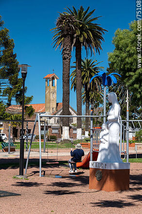 Plaza de Santa Rosa. Monumento a la madra - Departamento de Canelones - URUGUAY. Foto No. 75108
