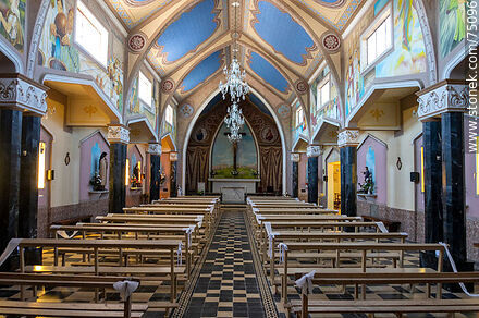 Interior de la parroquia Santa Rosa de Lima - Departamento de Canelones - URUGUAY. Foto No. 75096