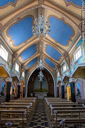 Interior de la parroquia Santa Rosa de Lima - Departamento de Canelones - URUGUAY. Foto No. 75097