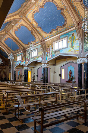 Interior de la parroquia Santa Rosa de Lima - Departamento de Canelones - URUGUAY. Foto No. 75099