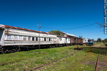 Estación de trenes Cazot en San Bautista. Antiguo vagón de madera de AFE - Departamento de Canelones - URUGUAY. Foto No. 75128