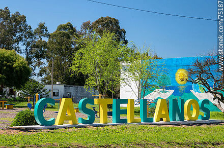 Cartel de Castellanos frente a la escuela - Departamento de Canelones - URUGUAY. Foto No. 75187