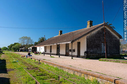 Estación de ferrocarril de San Ramón. Andén de la estación - Departamento de Canelones - URUGUAY. Foto No. 75238