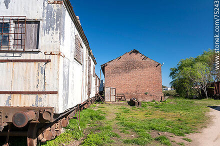 Estación de ferrocarril de San Ramón. Vagón de madera usado como vivienda - Departamento de Canelones - URUGUAY. Foto No. 75243