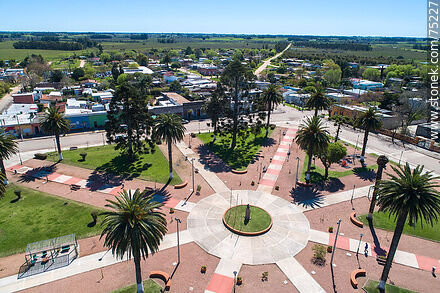 Vista aérea de la plaza de Santa Rosa - Departamento de Canelones - URUGUAY. Foto No. 75227