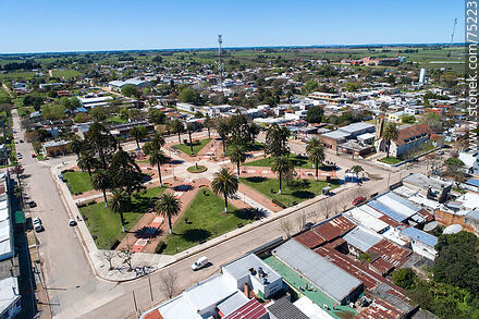 Vista aérea de la plaza de Santa Rosa - Departamento de Canelones - URUGUAY. Foto No. 75223