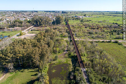 Vista aérea de los puentes ferroviario y carretero sobre el río Santa Lucía, límite departamental entre Canelones (San Ramón) y Florida - Departamento de Canelones - URUGUAY. Foto No. 75289