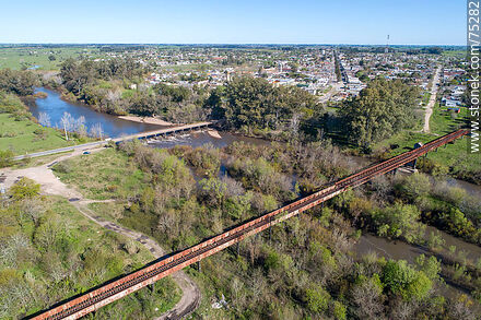 Vista aérea de los puentes ferroviario y carretero sobre el río Santa Lucía, límite departamental entre Canelones (San Ramón) y Florida - Departamento de Canelones - URUGUAY. Foto No. 75282