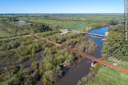Vista aérea de los puentes ferroviario y carretero sobre el río Santa Lucía, límite departamental entre Canelones (San Ramón) y Florida - Departamento de Canelones - URUGUAY. Foto No. 75280