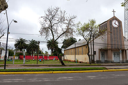 Parroquia Nuestra Señora del Carmen y placita Cosas de Pueblo - Departamento de Durazno - URUGUAY. Foto No. 75365