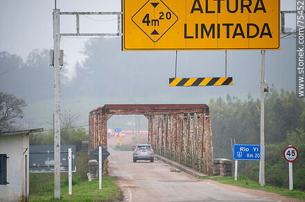 Puente en Ruta 6 sobre el río Yí. Altura limitada - Durazno - URUGUAY. Photo #75452