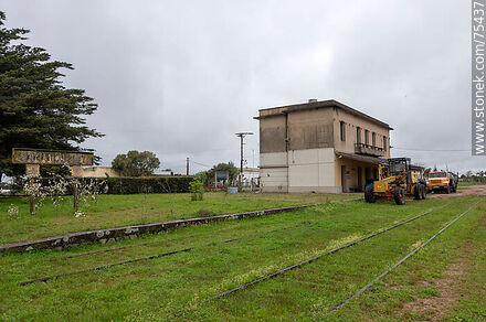 Antigua estación de trenes de Sarandí del Yí. Maquinaria de Vialidad - Departamento de Durazno - URUGUAY. Foto No. 75437