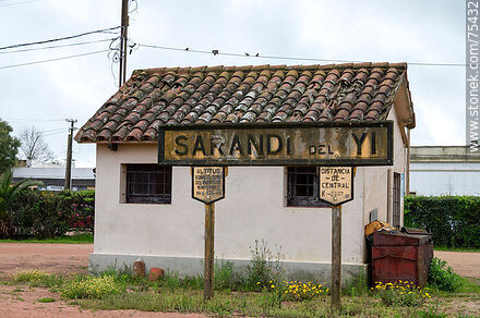 Antigua estación de trenes de Sarandí del Yí. Cartel de la estación - Departamento de Durazno - URUGUAY. Foto No. 75432