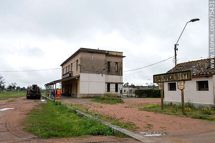 Antigua estación de trenes de Sarandí del Yí. Maquinaria de Vialidad - Departamento de Durazno - URUGUAY. Foto No. 75431