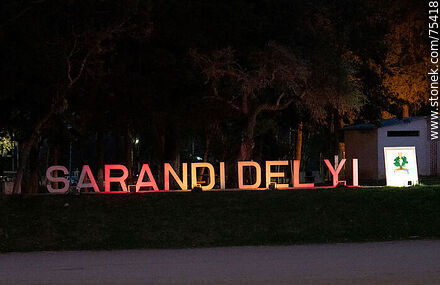 Letrero de Sarandí del Yí iluminado en la noche - Departamento de Durazno - URUGUAY. Foto No. 75418