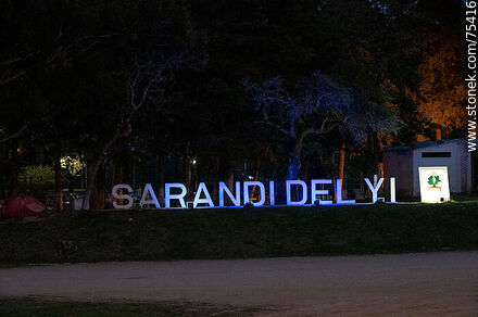 Letrero de Sarandí del Yí iluminado en la noche - Departamento de Durazno - URUGUAY. Foto No. 75416