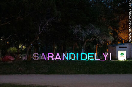 Letrero de Sarandí del Yí iluminado en la noche - Departamento de Durazno - URUGUAY. Foto No. 75415