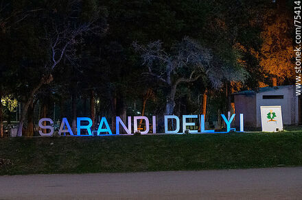 Letrero de Sarandí del Yí iluminado en la noche - Departamento de Durazno - URUGUAY. Foto No. 75414