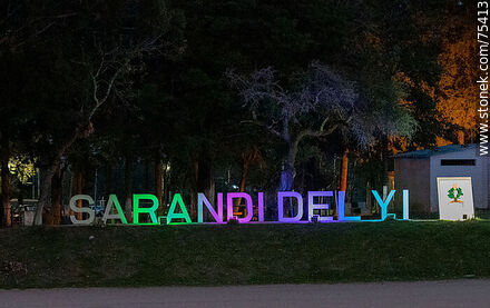Letrero de Sarandí del Yí iluminado en la noche - Departamento de Durazno - URUGUAY. Foto No. 75413