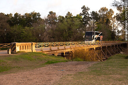 Puente carretero en Ruta 6 sobre el río Santa Lucía - Departamento de Canelones - URUGUAY. Foto No. 75467