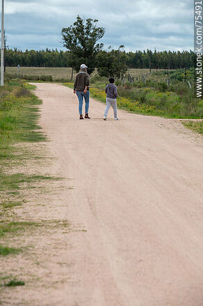 Madre e hijo en un camino vecinal - Departamento de Florida - URUGUAY. Foto No. 75491