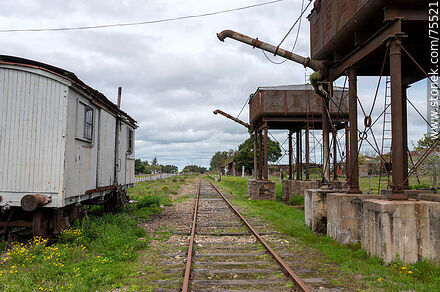 Antigua estación de trenes Reboledo. Depósitos para agua de hierro con surtidor - Departamento de Florida - URUGUAY. Foto No. 75521