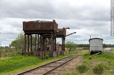 Antigua estación de trenes Reboledo. Oxidados tanques de agua con sus surtidores - Departamento de Florida - URUGUAY. Foto No. 75516