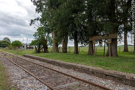 Antigua estación de trenes Mansavillagra. Andén de la estación - Departamento de Florida - URUGUAY. Foto No. 75579