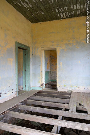 Interior of the Mansavillagra train station. Missing floor boards - Department of Florida - URUGUAY. Photo #75592