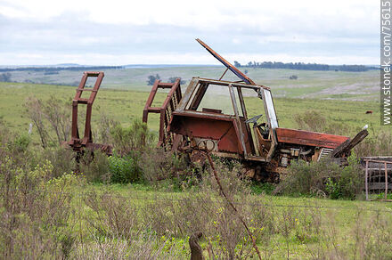 Tractor scrap - Department of Florida - URUGUAY. Photo #75615