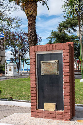 Plaza Artigas. Monolito y placa en homenaje al Dr. José Mizraji Sardas - Departamento de Florida - URUGUAY. Foto No. 75741