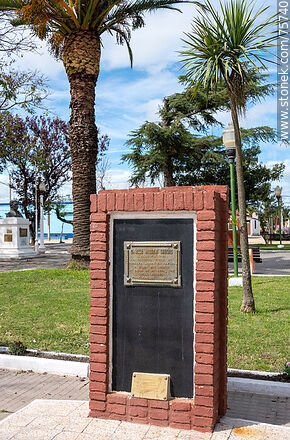 Plaza Artigas. Monolito y placa en homenaje al Dr. José Mizraji Sardas - Departamento de Florida - URUGUAY. Foto No. 75740