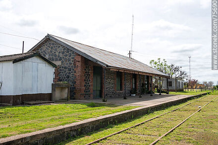 Estación Fray Marcos de ferrocarril. Andén de la estación - Departamento de Florida - URUGUAY. Foto No. 75690