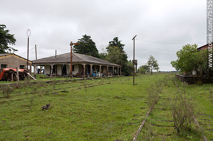 Antigua estación de trenes Elías Regules. Vías sin trenes por décadas - Departamento de Durazno - URUGUAY. Foto No. 75755