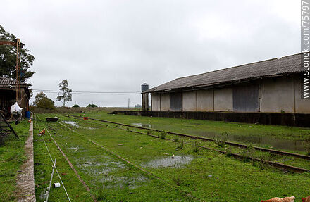 Former Puntas de Herrera train station. Passenger and cargo platforms - Durazno - URUGUAY. Photo #75797