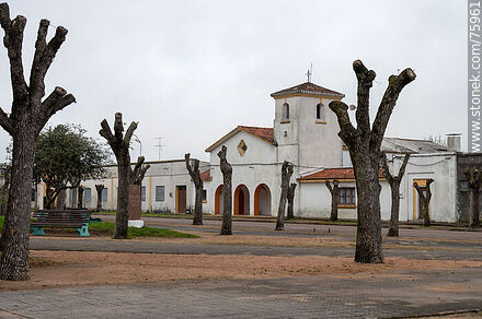 Iglesia y plaza con los árboles podados - Departamento de Florida - URUGUAY. Foto No. 75961