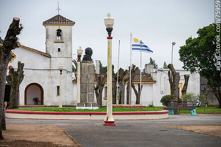 Busto de Artigas, bandera nacional y la iglesia - Departamento de Florida - URUGUAY. Foto No. 75959