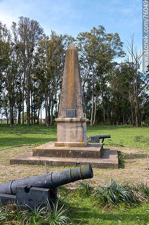 Lugar donde ocurrió la Batalla de Sarandí el 12 de octubre de 1825. Obelisco conmemorativo del centenario - Departamento de Florida - URUGUAY. Foto No. 76049